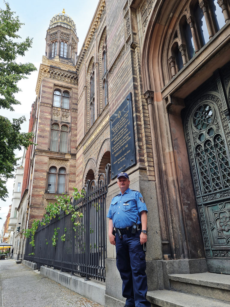 Uwe Malke vor dem Eingang einer Synagoge